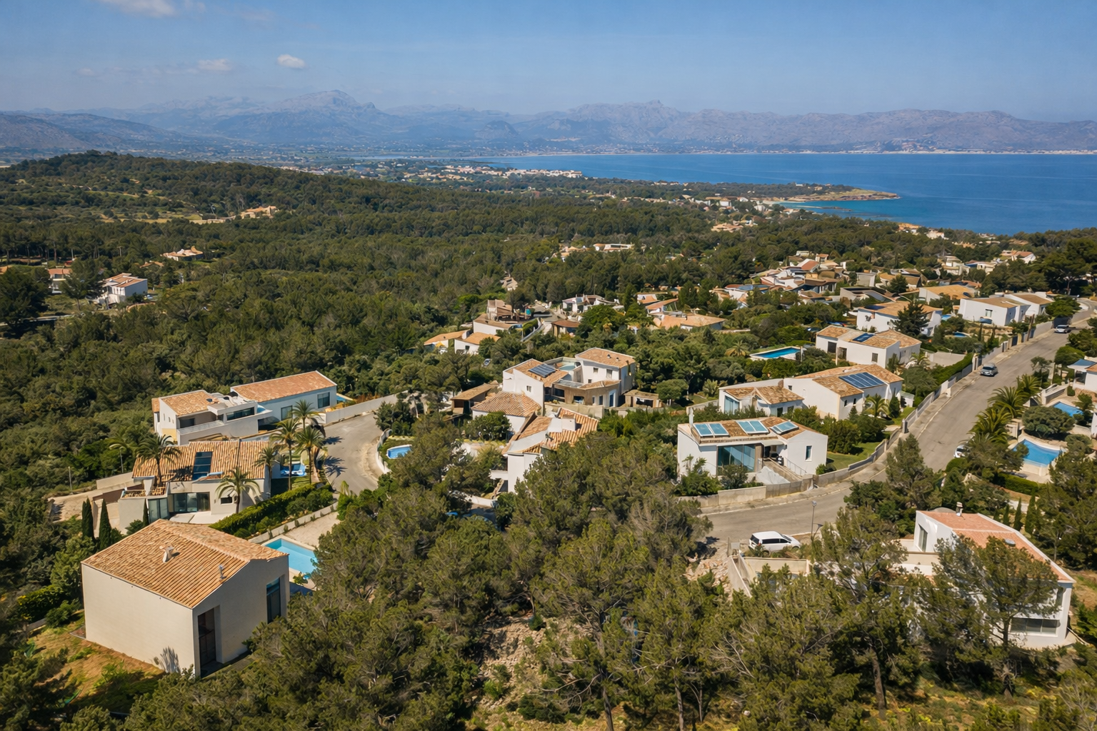 Vista aérea de urbanización residencial en Mallorca